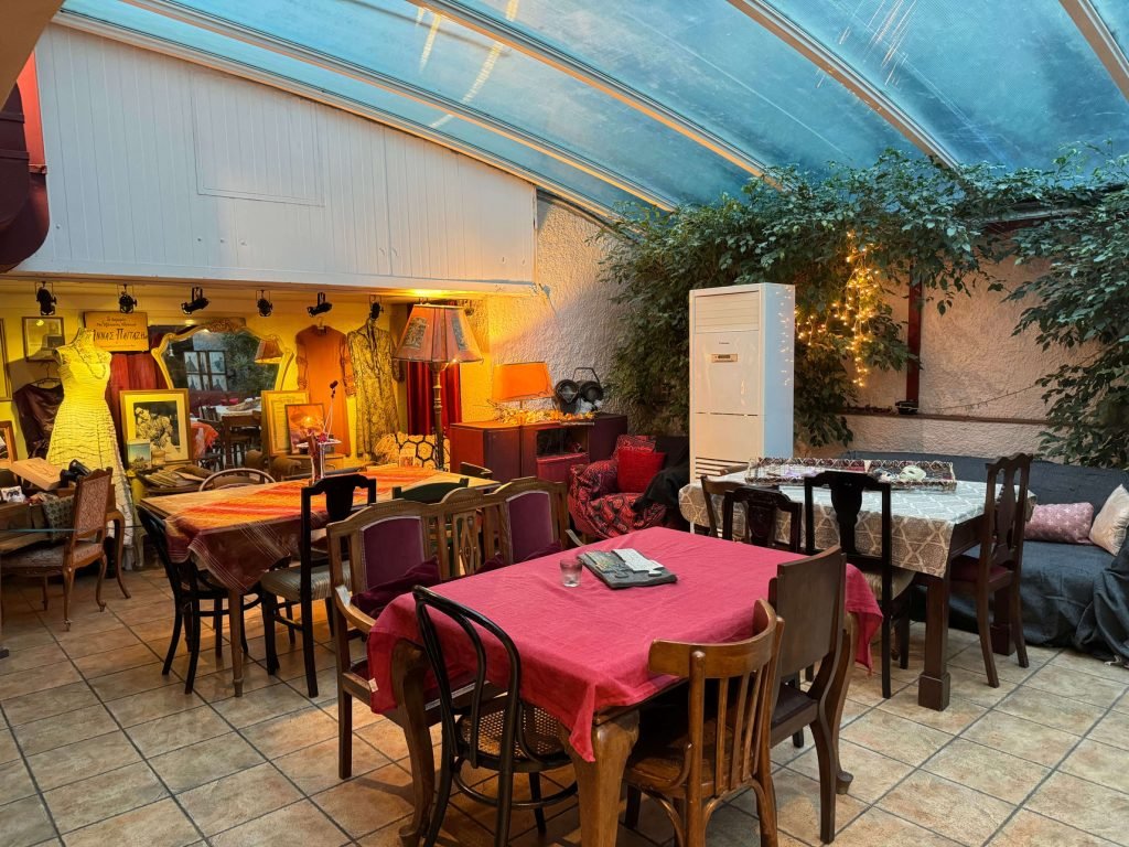 Aithrio Theatro Eleftheri Ekfrasi