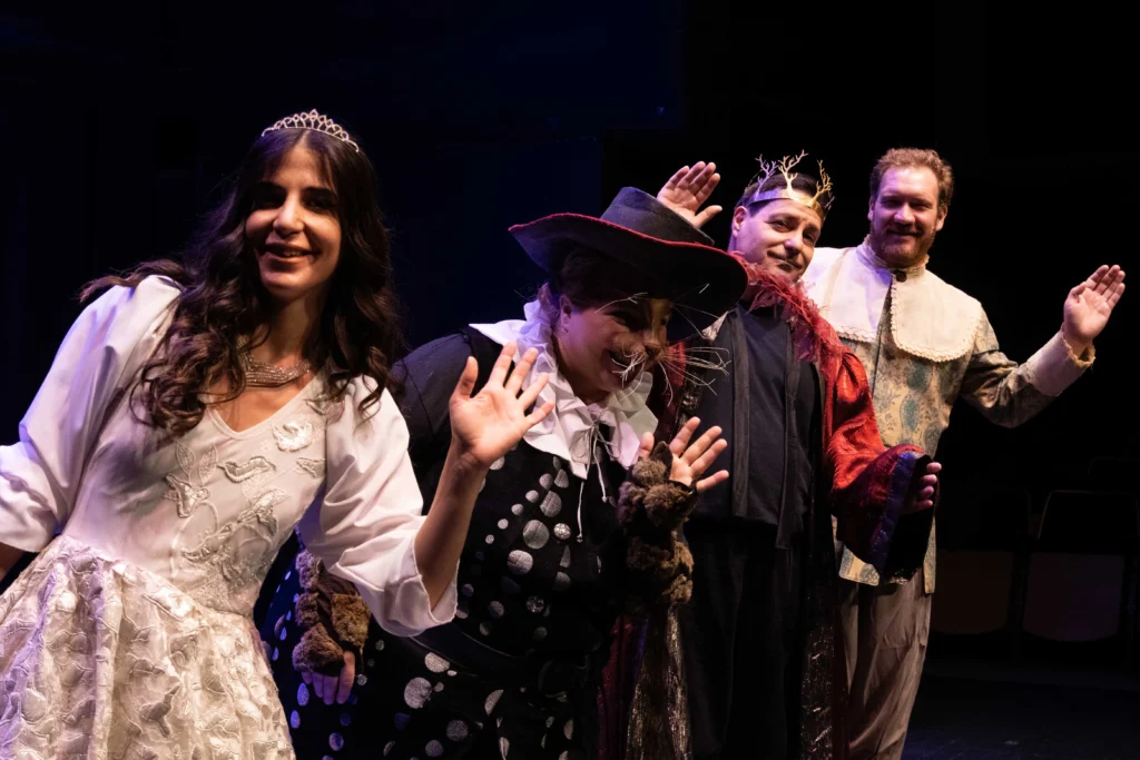 Paidiki skini Papoutsomenos Gatos